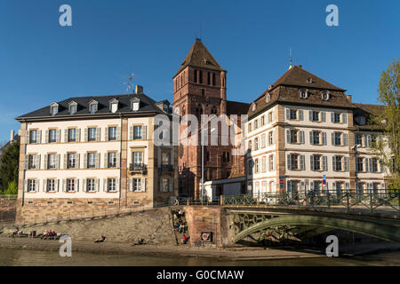 Ansicht der Ill mit Kirche Eglise Saint-Thomas in Straßbur Stockfoto