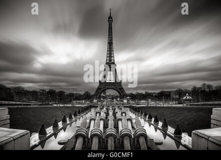 Eiffelturm und Trocadero bei Sonnenaufgang mit schnell ziehenden Wolken, Paris, Frankreich. & Schwarz. Stockfoto