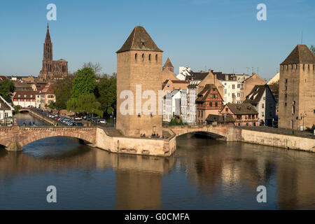 Türme der mittelalterlichen Brücke Ponts Couverts und Fluss Ill in Straßburg, Elsass, Frankreich Stockfoto