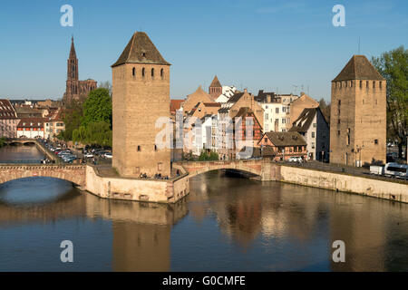 Türme der mittelalterlichen Brücke Ponts Couverts und Fluss Ill in Straßburg, Elsass, Frankreich Stockfoto