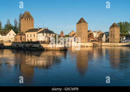 Türme der mittelalterlichen Brücke Ponts Couverts und Fluss Ill in Straßburg, Elsass, Frankreich Stockfoto