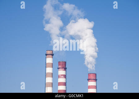 Rauchende Schlote Heizkraftwerk auf klare b Stockfoto