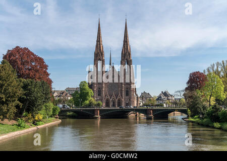 die evangelische St. Pauls Kirche und Fluss Ill in Straßburg, Elsass, Frankreich Stockfoto