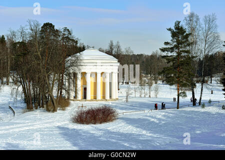 Winterlandschaft von Pawlowsk Garten. Tempel der Freundschaft Stockfoto
