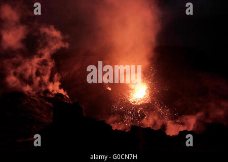 Ausbruch aus dem Krater des Pacaya ein komplexer Vulkan im Departamento Escuintla. Guatemala. Pacaya steigt auf 2.552 m Höhe. Nachdem er ein Jahrhundert lang ruhend, es heftig in 1965 ausgebrochen und hat ständig ausbrechenden wurden seitdem. Stockfoto