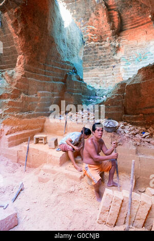 Alltag in der traditionellen Ziegel-Fabrik befindet sich in Bangkalan Madura Island, Indonesien. Stockfoto