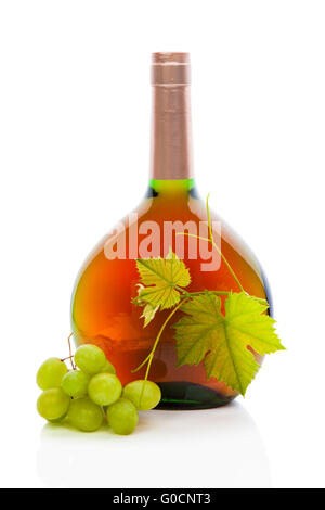 Weinflasche mit Weintrauben und Weinblätter. Stockfoto