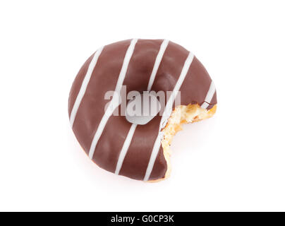 Angebissene Schokolade Donut isoliert auf weiss mit Beschneidungspfad Stockfoto