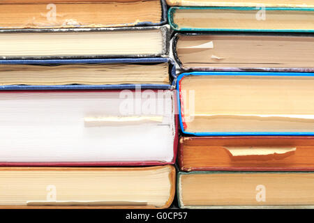 Einem Stapel alter Bücher mit Lesezeichen in verschiedenen d Stockfoto