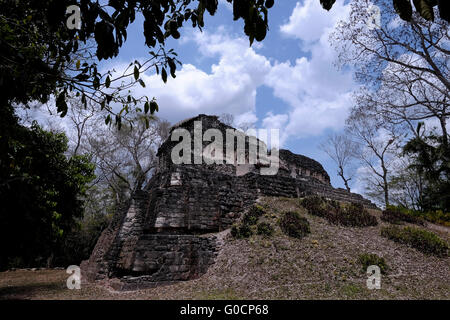 Eine antike Maya-Ruine im östlichen Teil der Yaxhá befindet sich eine archäologische Stätte der mesoamerikanischen und eine ehemalige zeremonielles Zentrum und Stadt der präkolumbischen Maya-Zivilisation am Nordufer des See Yaxha im Nordosten der Region Petén Becken. Guatemala Stockfoto