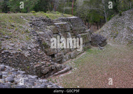 Eine antike Maya-Ruine in Uaxactún befindet sich ein antiker heiliger Ort der Maya-Zivilisation auf dem Nordufer des See Yaxha im Nordosten der Region Petén Becken. Guatemala Stockfoto