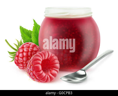 Isolierte Himbeer Marmelade. Schneiden Sie Himbeeren Obst und offene Marmeladenglas, isoliert auf weißem Hintergrund mit Beschneidungspfad Stockfoto