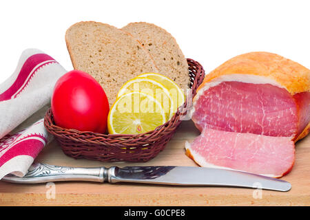 Schinken, Brot und Gemüse auf einem weißen Hintergrund. Stockfoto