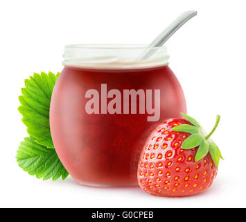 Isolierte Erdbeermarmelade. Erdbeere Frucht und offenen Glas jar mit Marmelade, isoliert auf weißem Hintergrund mit Beschneidungspfad Stockfoto