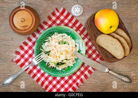 Salat aus frischem Kraut in der Keramikplatte. Stockfoto