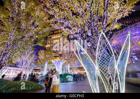 FUKUOKA, JAPAN - 5. Dezember 2015: Massen an Hakata Station während der Ferienzeit. Stockfoto