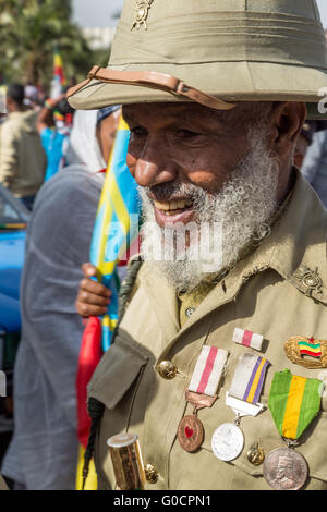 Eine Kriegsveteran mit Medaillen feiert den 119. Jubiläum Adwa Sieg. Stockfoto