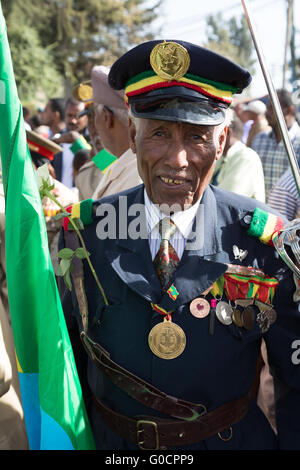 Eine Kriegsveteran mit Medaillen feiert den 119. Jubiläum Adwa Sieg. Stockfoto