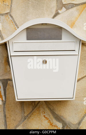 Foto von einer weißen Briefkasten an der Wand Stockfoto