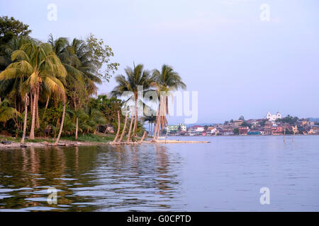 Blick auf den See Peten Itza im kleinen Inseldorf Flores in der Region des Peten Basin im Norden Guatemalas Stockfoto