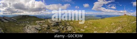 Panoramablick auf Funkturm auf Kralova Hola Berg in Niedere Tatra Stockfoto