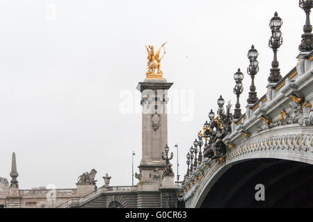 Pont Alexandre III, ein schönes Deck Bogenbrücke, die überspannt den Fluss Seine in Paris, Frankreich. Stockfoto