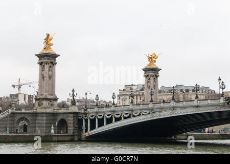 Pont Alexandre III, ein schönes Deck Bogenbrücke, die überspannt den Fluss Seine in Paris, Frankreich. Stockfoto