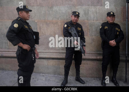 Ein bewaffneter Polizist mit TAR-21 Tavor israelischem Sturmgewehr steht mit seinen Kollegen auf der Straße in Guatemala City Hauptstadt Stockfoto