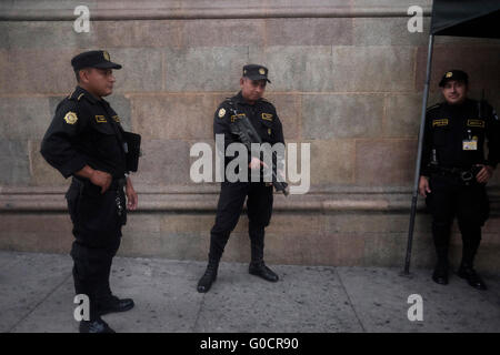 Ein bewaffneter Polizist mit TAR-21 Tavor israelischem Sturmgewehr steht mit seinen Kollegen auf der Straße in Guatemala City Hauptstadt Stockfoto