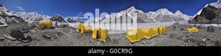 Malerische Panorama von Zelten am Engilchek Gletscher im malerischen Tian Shan-Gebirge in Kirgisistan Stockfoto