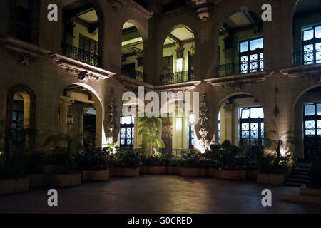 Innenhof des Nationalen Kulturpalastes oder Palacio Nacional de la Cultura, auch umgangssprachlich als "Palacio Verde" im Parque Central, der Hauptstadt Guatemalas, bekannt Stockfoto