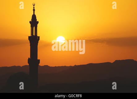 Sonnenuntergang über Moschee in Ägypten Stadt von el quesir Stockfoto