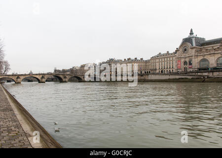 Pont Royal-Brücke und Musee d ' Orsay in Paris, Frankreich. Stockfoto