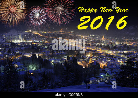 Frohes neues Jahr mit Feuerwerk über Stadt Garmisch Stockfoto