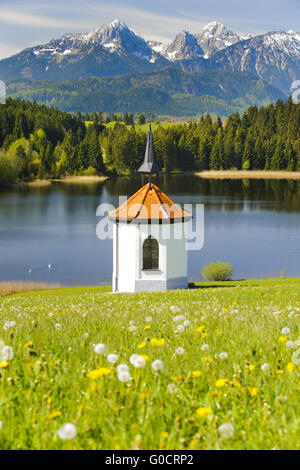 Bayern-Landschaft mit Alpen Berge und See Stockfoto