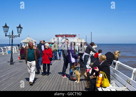 Menschen zu Fuß auf Cromer pier Stockfoto