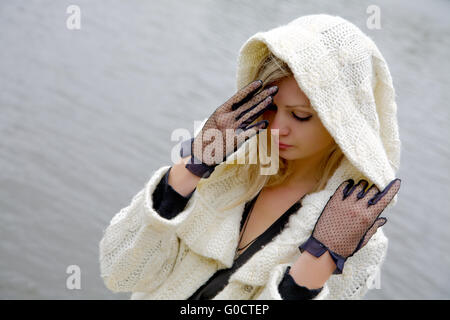 Das Mädchen in Verzweiflung und Trauer gegen den Fluss Stockfoto