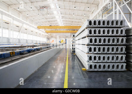Stapel von Stahlbetondecken in einer Fabrik Stockfoto