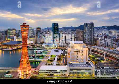 Kobe, Japan-Hafen-Skyline in der Dämmerung. Stockfoto