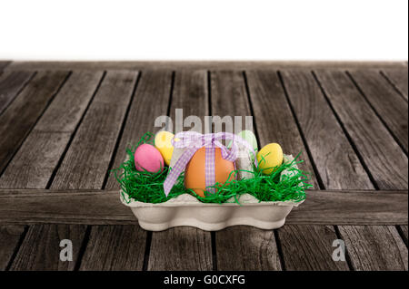 Osternest mit Eiern auf einem Holztisch. Stockfoto