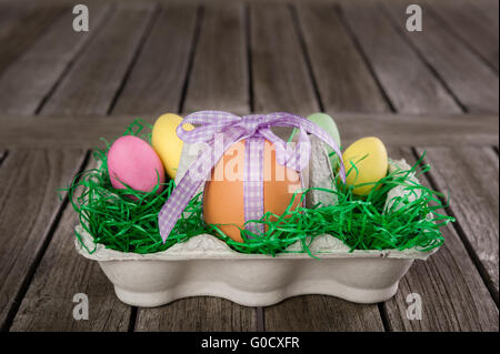 Osternest mit Eiern auf einem Holztisch. Stockfoto