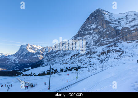 Atemberaubende Aussicht auf Eiger North Face der Schweizer Alpen von der kleinen Scheidegg im Winter im Berner Oberland in der Nähe von Jungfrau, Schweiz. Stockfoto