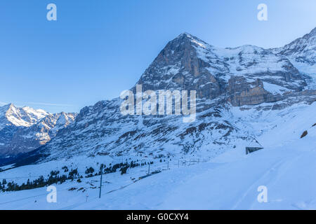 Atemberaubende Aussicht auf Eiger North Face der Schweizer Alpen von der kleinen Scheidegg im Winter im Berner Oberland in der Nähe von Jungfrau, Schweiz. Stockfoto