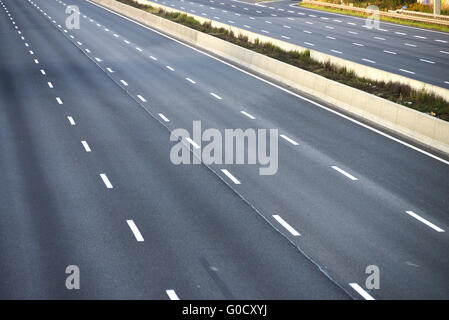 leeren 8-spurige Autobahn wegen Straßen- und Brückenbau Stockfoto