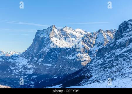 Atemberaubende Aussicht auf Gipfel Wetterhorn der Schweizer Alpen von der kleinen Scheidegg im Winter im Berner Oberland in der Nähe von Jungfrau, Schweiz. Stockfoto