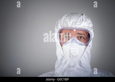 Wissenschaftler in Schutzkleidung, Brille, Atemschutzmaske Stockfoto