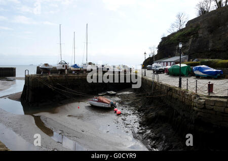 Sportboote in Dysart Hafen, in der Nähe von Kirkcaldy in Fife, Schottland bei Ebbe. Stockfoto