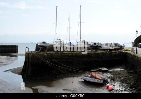 Sportboote in Dysart Hafen, in der Nähe von Kirkcaldy in Fife, Schottland bei Ebbe. Stockfoto