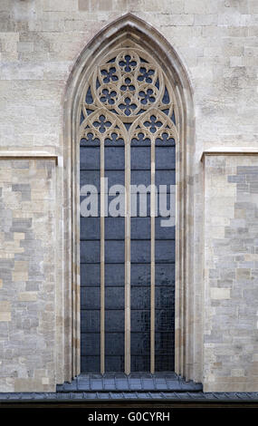 Verzierte Fenster der Kathedrale im gotischen Stil Stockfoto