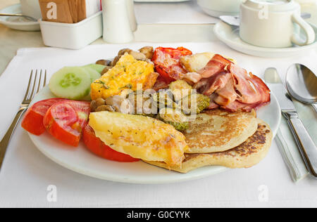 Fleisch, Fisch und verschiedenen Gemüsebeilage auf einen plat Stockfoto